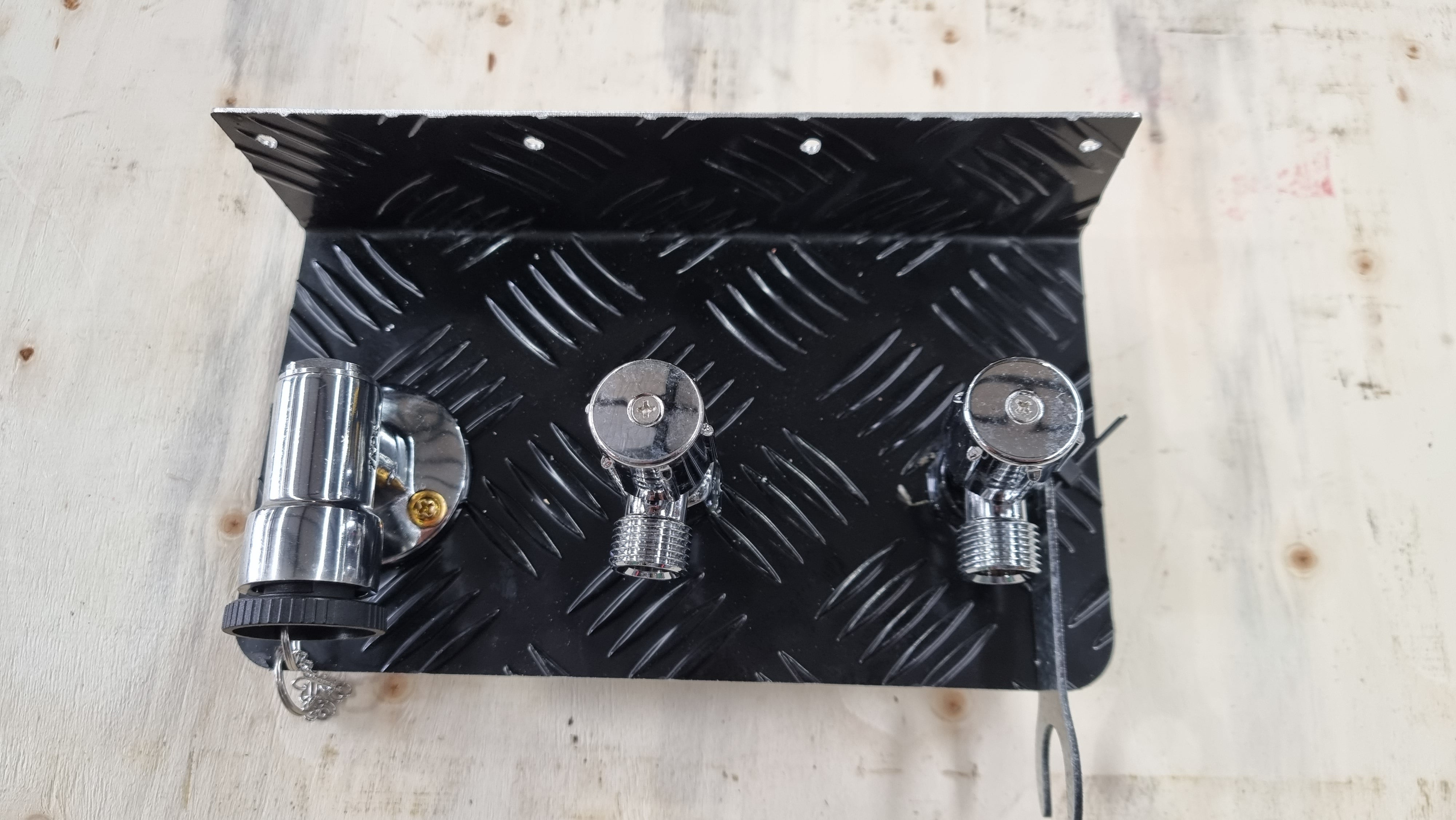 1 Bayonet with 2 Taps Combo - Assembly